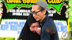 Melly Goeslaw dan Anto Hoed saat di pemakaman Ibunda Melly Goeslaw, TPU Tanah Kusir, Bintaro, Senin (12/1/2015). (Liputan6.com/Faisal R Syam)