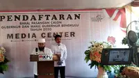 Pasangan Helmi Hasan - Muslihan DS memenuhi seluruh kelengkapan administrasi saat mendaftar ke KPU Bengkulu dan berhak melanjutkan tahapan berikutnya. (Liputan6.com/Yuliardi Hardjo)