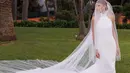 Sofia Richie mengenakan gaun pernikahan putih dari Chanel. Memiliki detail high neck, gaun yang menyapu lantai serupa dengan veilnya. [@sofiarichiegrainge]