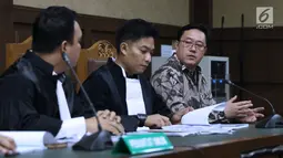 Terpidana korupsi pengadaan alat simulator SIM di Korlantas Polri, Budi Susanto (kanan) saat sidang pengajuan Peninjauan Kembali di Pengadilan Tipikor, Jakarta, Rabu (5/9). Sebelumnya, Budi divonis delapan tahun penjara. (Liputan6.com/Helmi Fithriansyah)