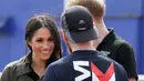 Meghan Markle berbincang dengan atlet tim Inggris untuk Invictus Games Sydney 2018 di University of Bath, Inggris (6/4). Invictus Games merupakan kompetisi olahraga internasional untuk veteran yang terluka dalam perang. (AP Photo/Kirsty Wigglesworth,pool)