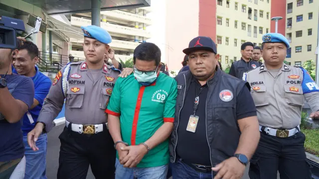 Aktor lawas Ibra Azhari kembali harus berurusan dengan polisi. Kali ini, Ibra bersama teman wanitanya yang seorang aktris wanita era 90an berinisial NN, ditangkap di apartemen kawasan Tangerang Selatan, Rabu (3/1/2024). (Merdeka.com/Bachtiarudin Alam)