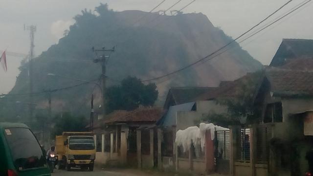 Pertambangan di kawasan perbukitan Nanjung, Kabupaten Bandung, Jawa Barat. (Foto: Direktur Eksekutif Walhi Jawa Barat Meiki W Paendong untuk Arie Nugraha)