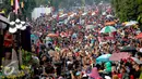 Antusias warga saat Festival Karnaval Khatulistiwa, Pontianak, Jakarta, Sabtu (22/8/2015). Pontianak menjadi tuan pertama Festival Karnaval Khatulistiwa yang diselenggarakan di luar Jakarta. (Liputan6.com/Faizal Fanani)