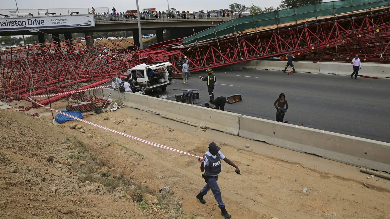 20151014-Jembatan di Afrika Selatan Ambruk, Dua Orang Tewas