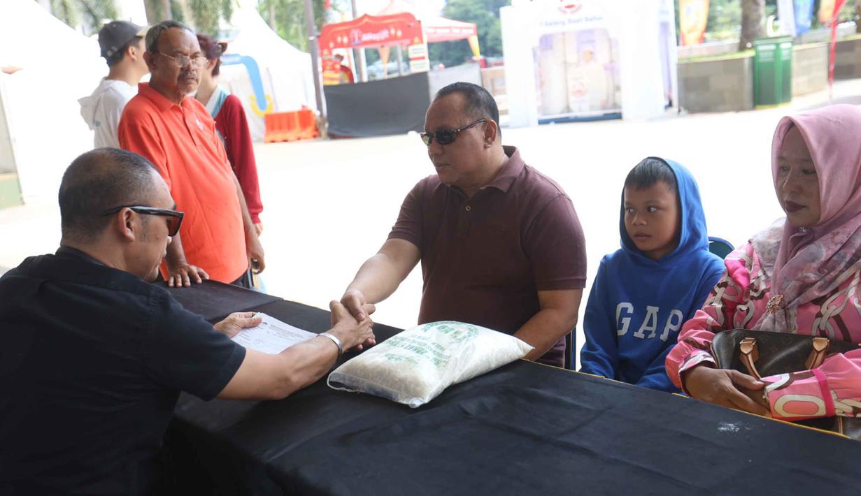 Selain berfungsi sebagai pembersih diri dari kesalahan yang mungkin dilakukan, zakat fitrah sekaligus menjadi bentuk kepedulian sosial dalam menyambut Hari Raya Idul Fitri. Tampak dalam foto, petugas Unit Pengelola Zakat (UPZ) melayani pembayaran zakat, fidyah, kafarat, infaq, dan shadaqah di teras Masjid Istiqlal, Jakarta, Minggu 15 Maret 2026. (Kapanlagi.com/Budy Santoso)