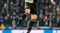 Penyerang Juventus, Cristiano Ronaldo, melompat untuk menyundul bola pada matchday kelima Grup D Liga Champions menghadapi Atletico Madrid di Allianz-Stadium, Turin, Selasa (26/11/2019). Ronaldo yang biasanya membasahi rambutnya dengan pomade terlihat menggunakan ikat kepala. (AP/Antonio Calanni)