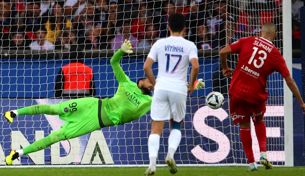 Keunggulan PSG nyaris hilang ketika tim tamu mendapatkan hadiah penalti menyusul pelanggaran Presnel Kimpembe di menit 69. Namun, eksekusi Islam Slimani bisa digagalkan oleh kiper PSG, Gianluigi Donnarumma. (AFP/Anne-Christine Poujoulat)