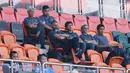 Pelatih Timnas Indonesia, Luis Milla (tengah) menyaksikan langsung laga Uzbekistan melawan Bahrain pada PSSI Anniversary Cup 2018 di Stadion Pakansari, Kab Bogor, Senin (30/4). Laga kedua tim berakhir imbang 3-3. (Liputan6.com/Helmi Fithriansyah)