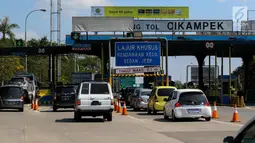 Sejumlah kendaraan roda empat melewati Gerbang Tol Cikampek, Jawa Barat, Kamis (29/6). Pada H+4 Lebaran terlihat volume arus balik pemudik tak mengalami peningkatan hingga siang ini. (Liputan6.com/Faizal Fanani)