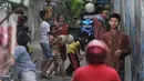 Keseruan para bocah bermain bola di gang kecil kawasan Benhil, Jakarta, Rabu (10/6/2015). Anak-anak ini memanfaatkan gang kecil untuk bermain bola dikarenakan kurangnya sarana bermain khususnya lapangan bola di Jakarta. (Liputan6.com/Johan Tallo)