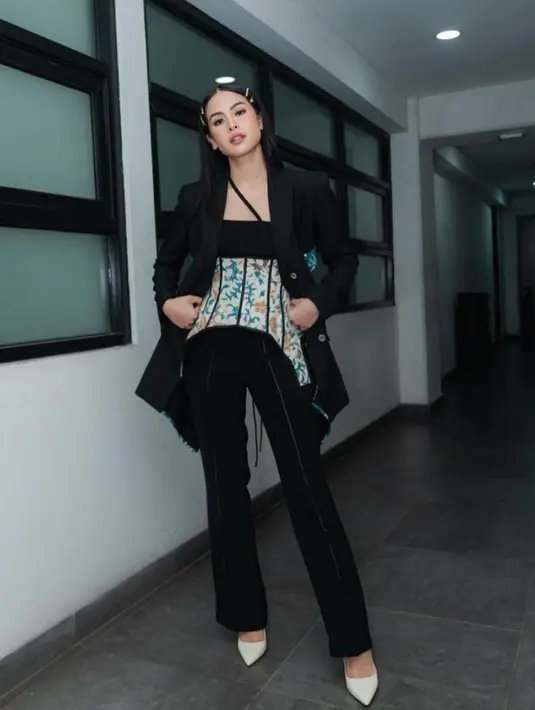 Maudy Ayunda pun tampil mengenakan korset batik dipadukan blazer hitam serasi dengan celananya. [@wilsenwillimofficial]