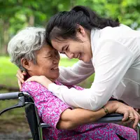 Menemani ibu hingga hari terakhirnya./Copyright shutterstock.com/g/CGN089