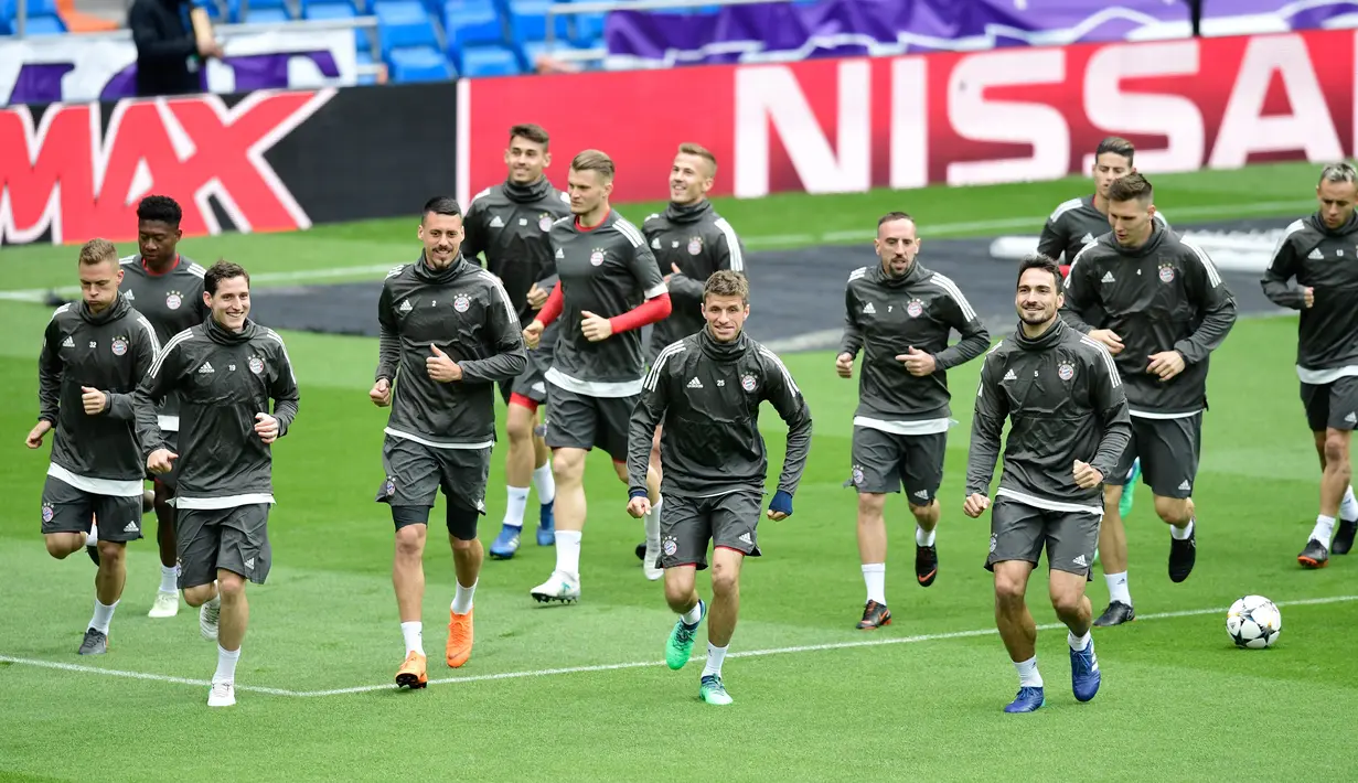 Para pemain Bayern Munchen melakukan pemanasan selama sesi latihan di Stadion Santiago Bernabeu di Madrid (30/4). Pada leg pertama Munchen takluk atas Madrid 2-1 di Allianz Arena, Jerman.  (AFP Photo/Javier Soriano)