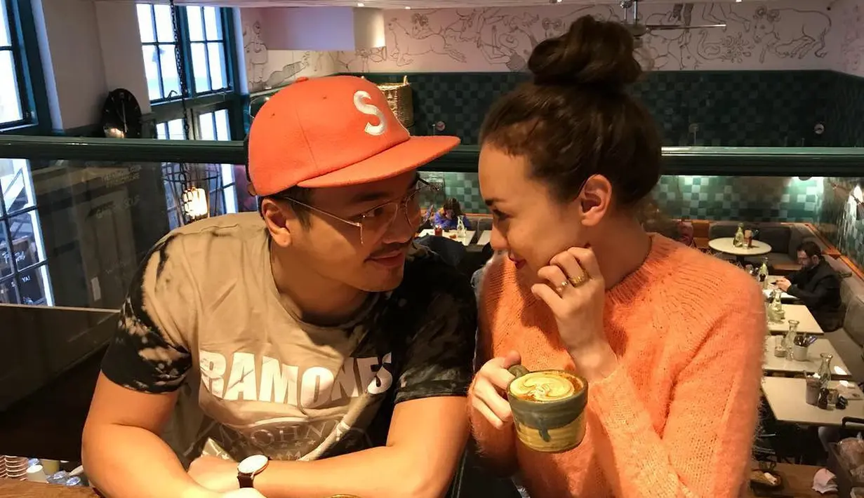 "Belum ada rencana yang konkrit, tapi mungkin kami akan program. Soalnya aku tahun ini pengen fokus untuk punya baby," lanjut pemeran yang sedang promo film barunya Bayi Gaib. (Instagram/riantic)