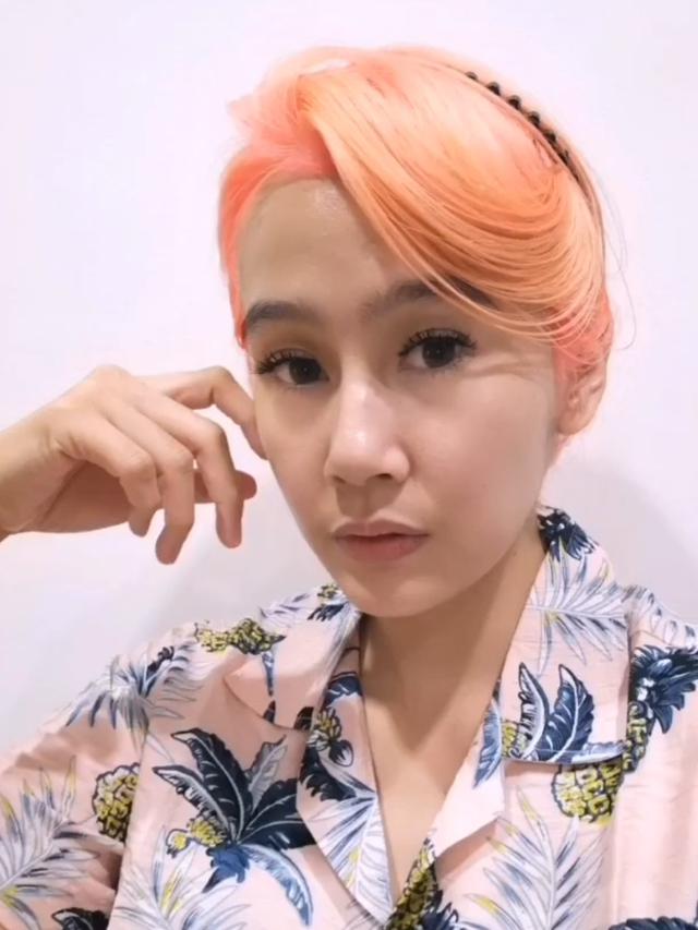 6 Potret Terbaru Ardina Rasti dengan Warna Rambut Pink, Bikin Pangling