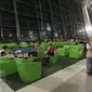 Penumpang bersantai sambil menunggu jadwal penerbangan di ruang tunggu Terminal 3 Ultimate, Bandara Soekarno-Hatta, Tangerang, Banten, Selasa (9/8). Seperti diketahui sekitar pukul 00.01 WIB, terminal 3 resmi beroperasi. (Liputan6.com/Immanuel Antonius)