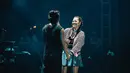 Ray Prasetya mencium Bunga Citra Lestari atau BCL saat keduanya menyanyikan lagu bertajuk "Aku dan Dirimu". Momen tersebut pun terabadikan dalam sederet video yang beredar luas di jagat maya yang seketika menjadi viral. (FOTO: instagram.com/rayprasetya22)