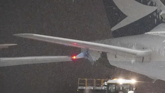 Bagian sayap pesawat Korean Air (kiri) dan pesawat Cathay Pacific (kanan) terlihat setelah tabrakan di Bandara New Chitose Jepang utara di Sapporo, Selasa, 16 Januari 2024. (AP)