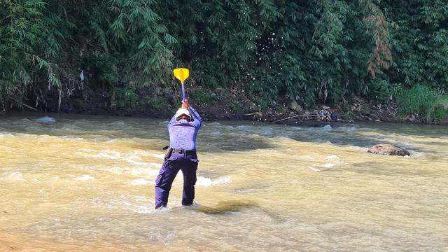 Petugas Damkar Kota Depok melakukan ritual sebelum melanjutkan pencarian anak hanyut di Kali Ciliwung, Kota Depok. (Liputan6.com/Dicky Agung Prihanto)