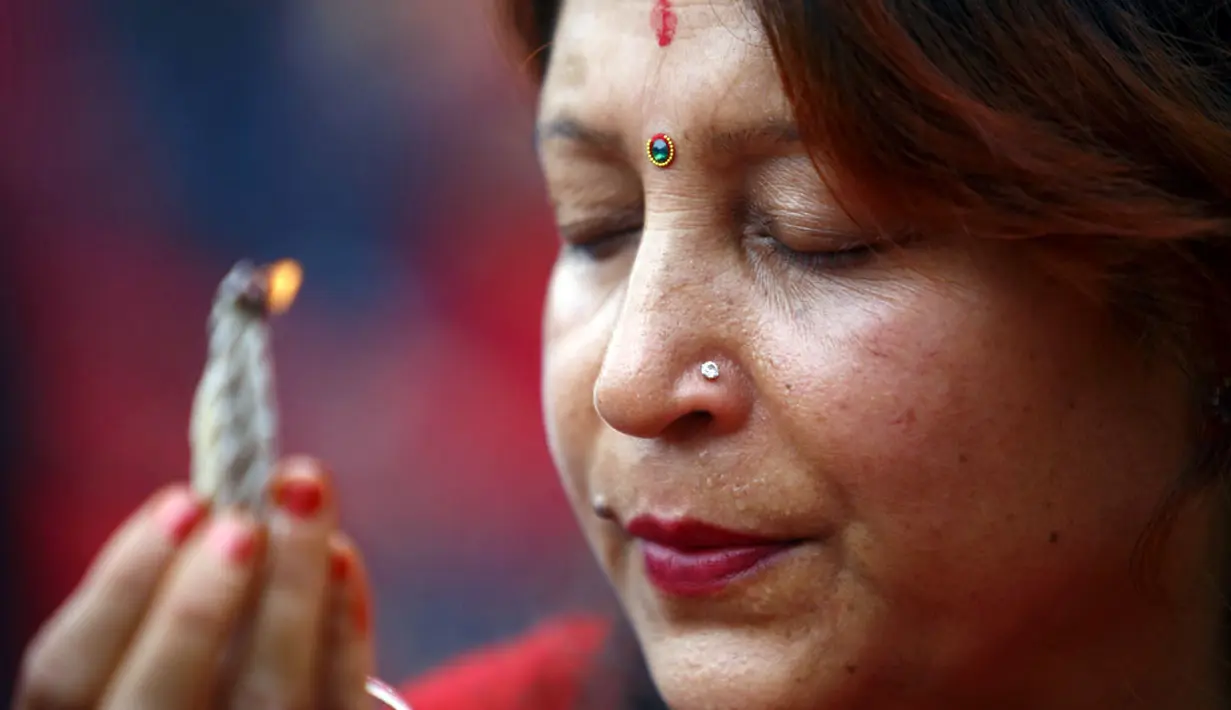 Seorang perempuan Hindu terlihat khusyuk berdoa di kuil Pashupatinath saat perayaan festival Teej di Kathmandu, (28/8/2014). (REUTERS/Navesh Chitrakar)
