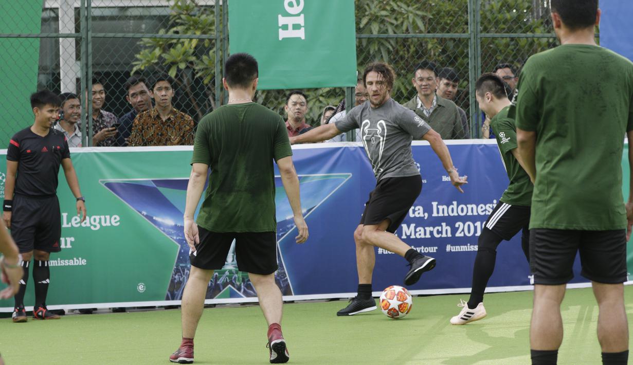 Legenda Barcelona, Carles Puyol, mengontrol bola saat bermain futsal di Lapangan Menara Imperium, Jakarta, Selasa (12/3). Pertandingan tersebut merupakan bagian dari kegiatan UEFA Champions League Trophy Tour di Jakarta. (Bola.com/M Iqbal Ichsan)