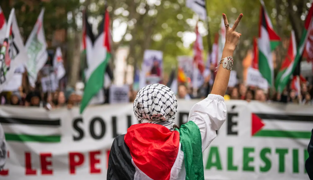 Pengunjuk rasa mengenakan bendera Palestina berunjuk rasa mendukung rakyat Palestina di Toulouse, Prancis, pada 11 September 2024. (Lionel BONAVENTURE/AFP)