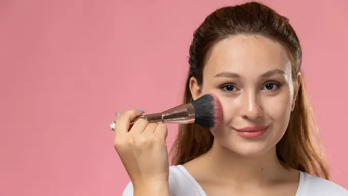 5 Teknik Aplikasi Powder Blush yang Benar agar Wajah Tampak Segar Alami