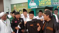 Muhaimin Iskandar, Ketua Umum PKB, Mendapatkan Baju Pendekar Dari Jawara Banten. (Senin, 17/10/2022). (Yandhi Deslatama/Liputan6.com).