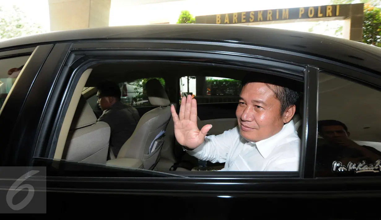 Komisioner KY Taufiqurrohman Syahuri usai menjalani pemeriksaan di Subdit II Bareskrim, Jakarta, Senin (28/9/2015). Taufiqurrohman akan melaporkan balik hakim Sarpin Rizaldi dengan tuduhan pencemaran nama baik.(Liputan6.com/Helmi Afandi)