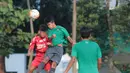 Duel pemain Timnas Indonesia U-16 dan pemain Top Skor U-16  pada laga uji coba di Lapangan Atang Sutresna, Cijantung, Kamis (10/5/2018). Tim Top Skor U-16 menang 2-0 atas Timnas Indonesia U-16. (Bola.com/Nick Hanoatubun)