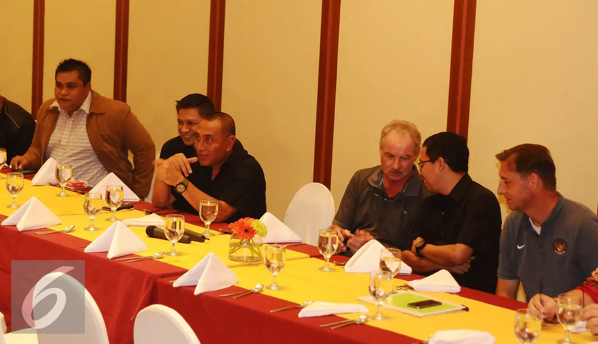 Ketua PSSI, Edy Rahmayadi (ketiga kiri) saat melakukan pertemuan dengan pemain timnas Indonesia di Hotel Aryaduta, Tangerang, Selasa (15/11). Jelang laga di Piala AFF 2016, Timnas Indonesia melakukan TC di SPH Karawaci. (Liputan6.com/Helmi Fithriansyah)