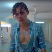 Harry Styles di MV Lights Up (YouTube)