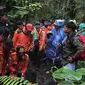 Tim SAR gabungan saat melakukan operasi pencarian terhadap pelajar yang hilang usai liburan di Danau Kaco. Pelajar atas nama Ikhsan Almughoni (17) hilang sejak 1 Januari 2020. (Liputan6.com/Dok Basarnas/Gresi Plasmanto)