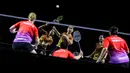 Tim Hurricanes berusaha mengembalikan kok ke arah tim Rockets dalam laga final Badminton XL 2025 yang berlangsung di Istora Senayan, Jakarta, Minggu (05/10/2025). (Bola.com/Bagaskara Lazuardi)