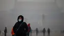 Kabut asap menyelimuti Lapangan Tiananmen, Beijing, Rabu (15/1/2015). Meski diselimuti kabut asap, pengunjung tetap berdatangan ke Lapangan Tiananmen. (REUTERS/Kim Kyung-Hoon)