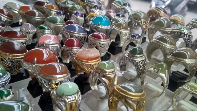 Beragam jenis batu akik yang dijual oleh Suhelmi (Liputan6.com/Rino Abonita)