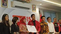 Ketum PSI Kaesang Pangarep menyerahkan SK dukungan terhadap pasangan petahana Khofifah Indar Parawansa-Emil Dardak untuk kembali maju di Pilgub Jatim 2024. (Merdeka.com)