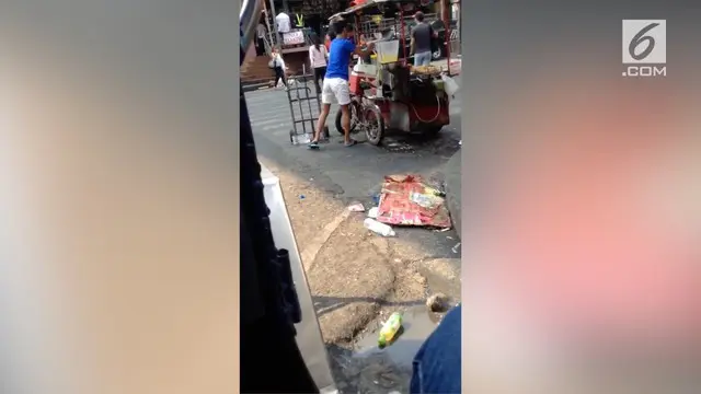 Penjual minuman di Filipina tertangkap kamera menggunakan es balok yang jatuh ke tanah tanpa dicuci terlebih dahulu.