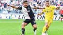 Penyerang Juventus, Paulo Dybala, berebut bola dengan pemain Verona, Darko Lazovic, pada laga Serie A di Stadion Juventus, Sabtu (21/9/2019). Juventus menang 2-1 atas Verona. (AP/Alessandro Di Marco)