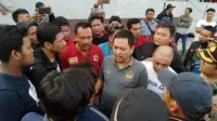 CEO PSIS, Yoyok Sukawi, menemui suporter di Stadion Moch. Soebroto, Magelang, saat laga kontra Persebaya (20/9/2019). (Bola.com/Vincentius Atmaja) 