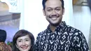 Tampak serasi, pasangan Dwi Sasono dan Widi Mulia turut menghadiri resepsi pernikahan aktor yang juga tergabung dalam grup band Garasi tersebut. Fedi Nuril dikabarkan mengundang 750 tamu undangan. (Nurwahyunan/Bintang.com)