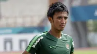 Pemain Timnas Indonesia, Bayu Pradana, saat mengikuti sesi latihan di Stadion Wibawa Mukti, Jawa Barat, Minggu (4/11). Latihan ini merupakan persiapan jelang Piala AFF 2018. (Bola.com/M Iqbal Ichsan)