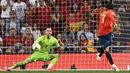 Proses gol penalti yang dicetak striker Spanyol, Alvaro Morata, ke gawang Swedia pada laga Kualifikasi Piala Eropa 2020 di Stadion Santiago Bernabeu, Madrid, Senin (10/6). Spanyol menang 3-0 atas Swedia. (AFP/Oscar Del Pozo)