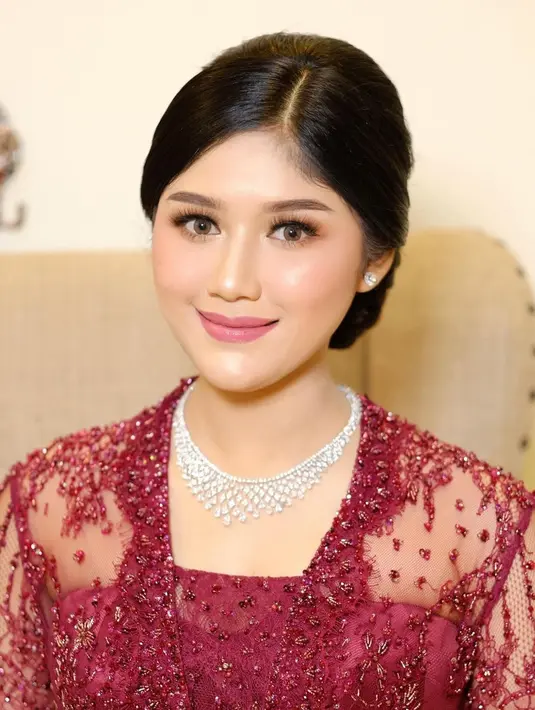 Sang MUA berfokus pada mata yang lebih bright dengan eyeshadow coral dan lipstik matte pink [@erinagudono]