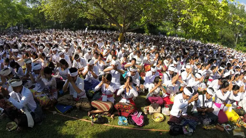  UNUD Gelar Mahasisya Upanayana Buat Mahasiswa Baru