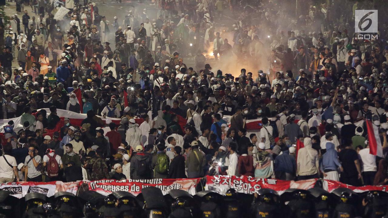 Massa Aksi di Depan Gedung Bawaslu Mulai Ricuh