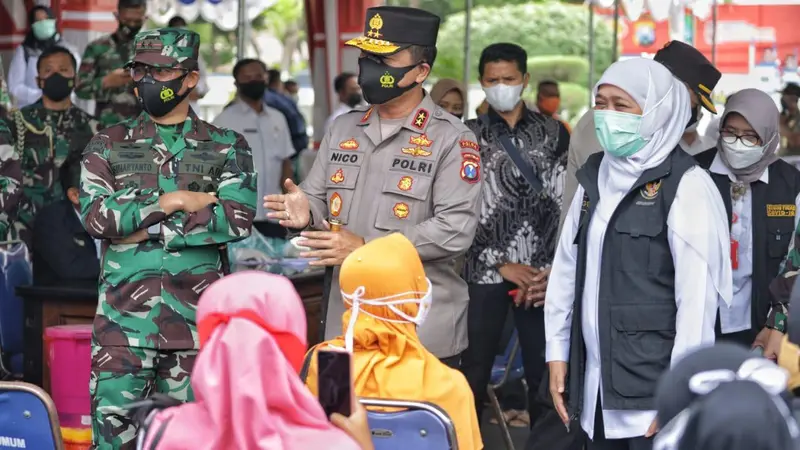 Gubernur Jatim  Khofifah Indar Parawansa meninjau vaksinasi di Sampang. (Dian Kurniawan/Liputan6.com)