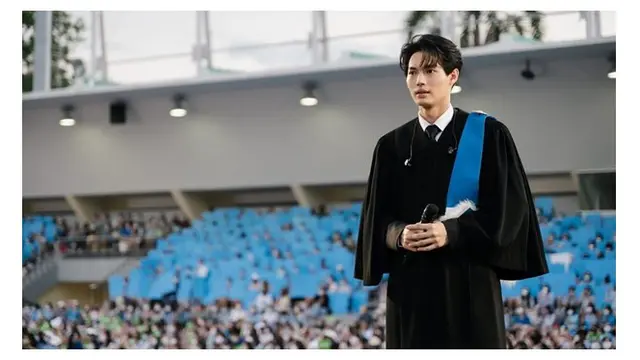 7 Momen Artis Thailand Win Metawin Rayakan Wisuda dengan Fans, Jadi Sorotan