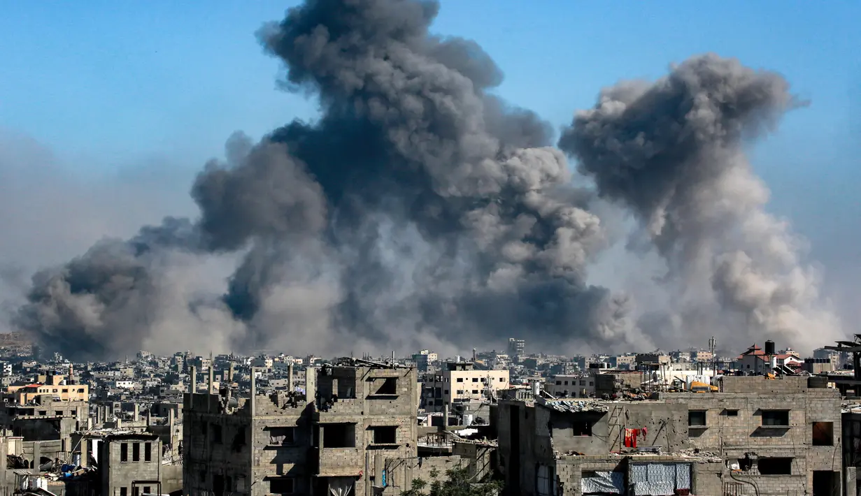 Serangan udara pasukan Israel ini dilakukan di tengah pembicaraan kesepakatan gencatan senjata dan pertukaran sandera oleh kedua pihak bertikai di Qatar. (Bashar TALEB/AFP)